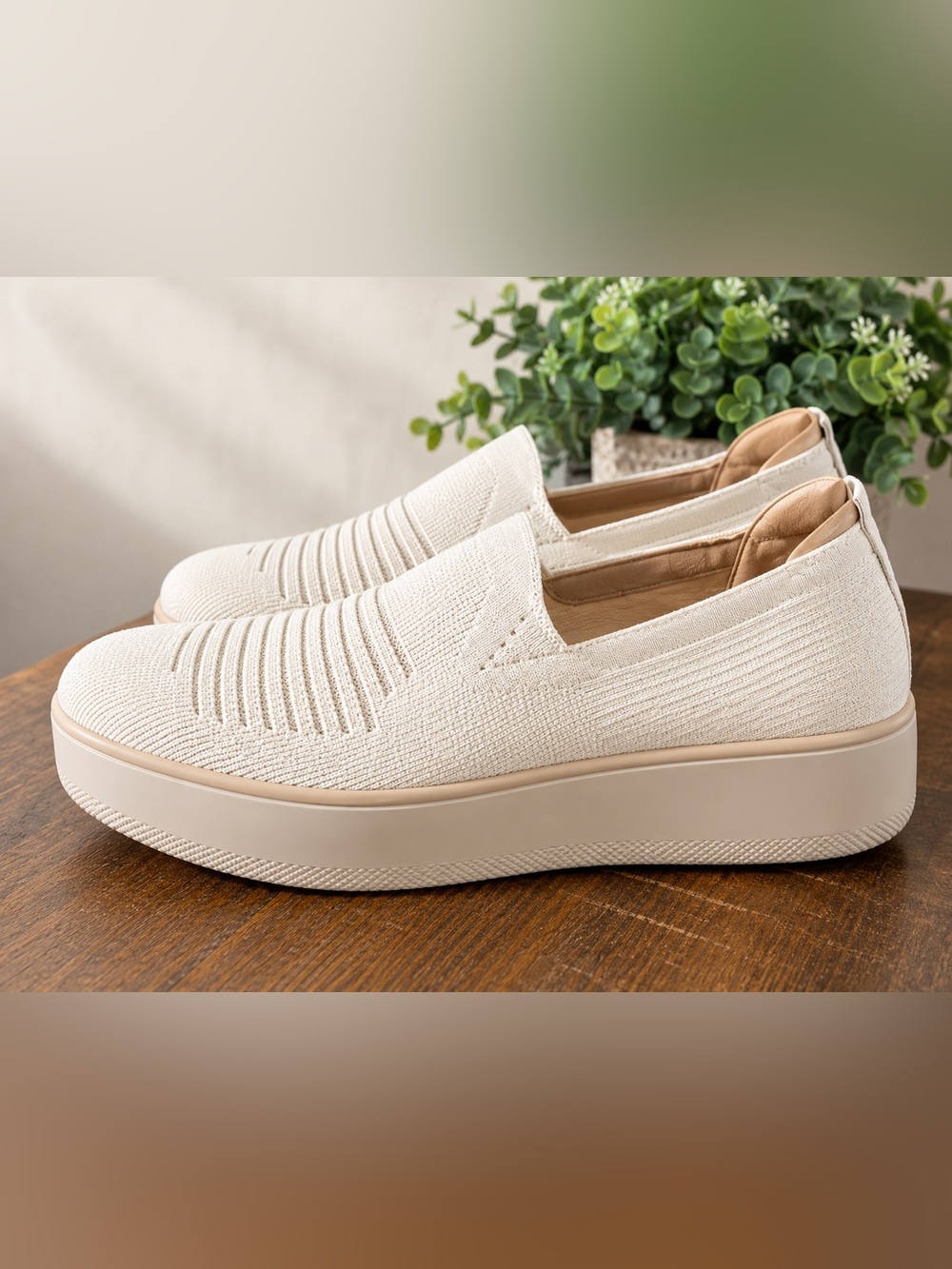 TRAQ by Alegria Mystiq Peeps Cream Slip On EU 39 US 9